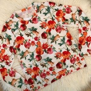 TAIL "Sporty top in berries & flowers"